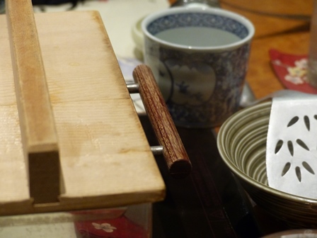 Le tofu se prépare tranquillement pendant le début du repas.