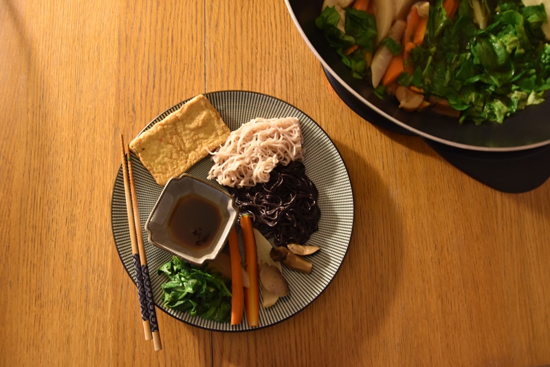 Recette wok japonais végétarien de nouilles soba - Marie Claire